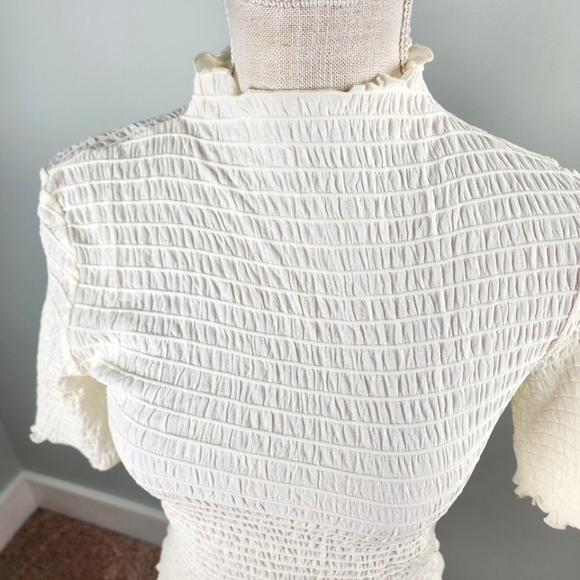 Le Lis Women’s Smocked Stretch Short Sleeve Top Off White Size Medium NWT - Picture 2 of 12